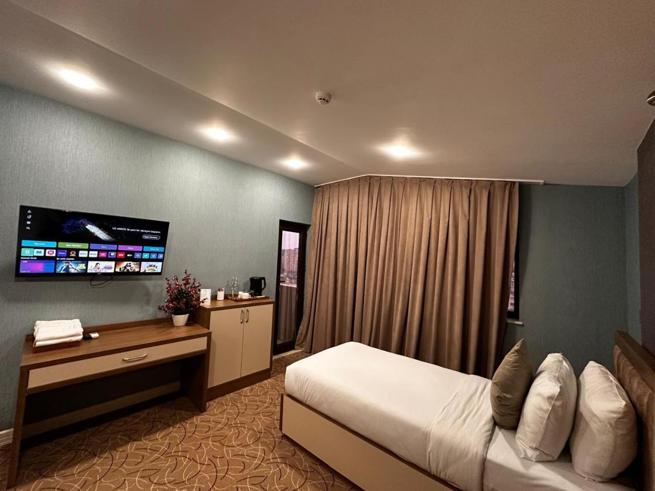 Royal Meridien Hotel Baky Esterno foto
